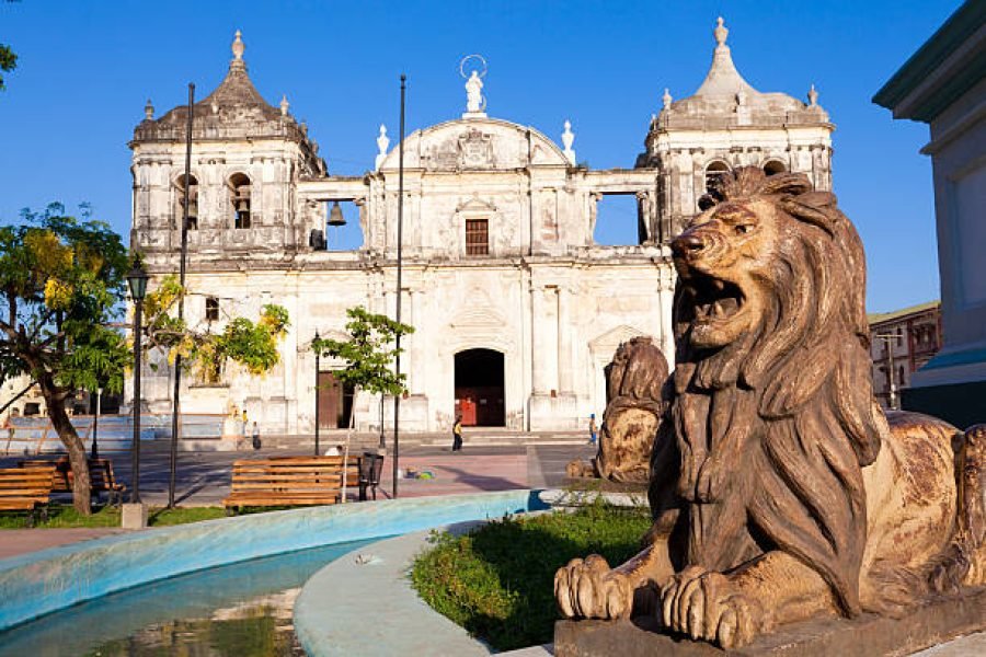 Léon – Visit to León Cathedral and exploration of its roof + Revolution Museum